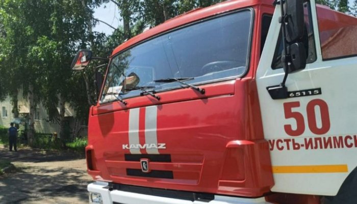 Пожарные спасли пенсионерку из горящей квартиры в Усть-Илимске