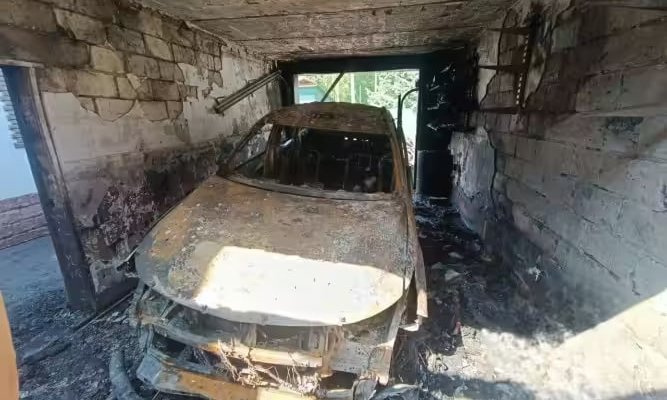 Пожар охватил дом из-за включённого насоса от бассейна в Усолье-Сибирском