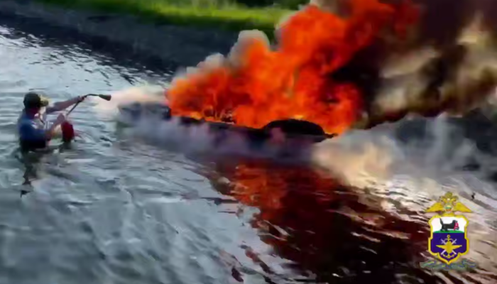 В Иркутске гидроцикл загорелся на Ангаре (Видео)