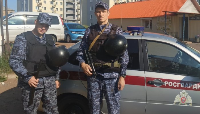 Кидавшего бутылки в продавцов дебошира задержали росгвардейцы в Братске