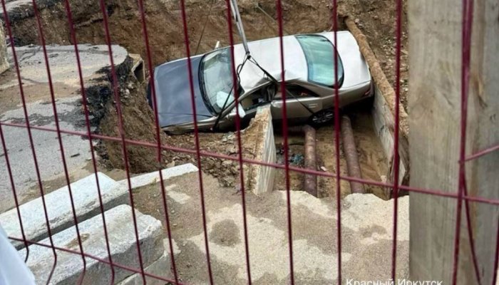 Иномарка упала в котлован на перекрестке в  Иркутске