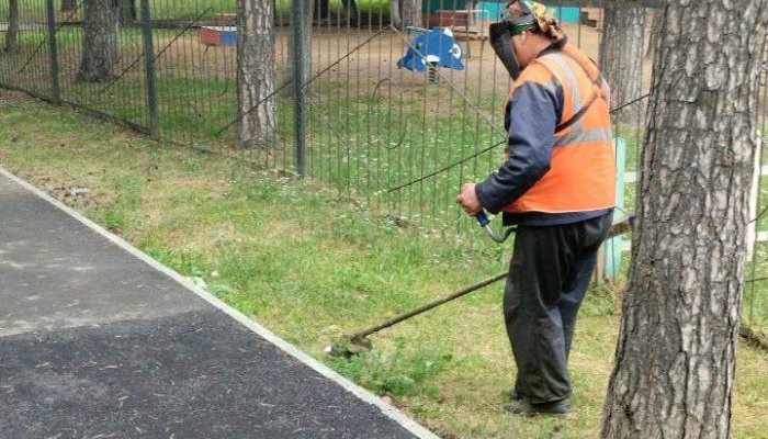 В Иркутске проводят работы по уборке городских территорий