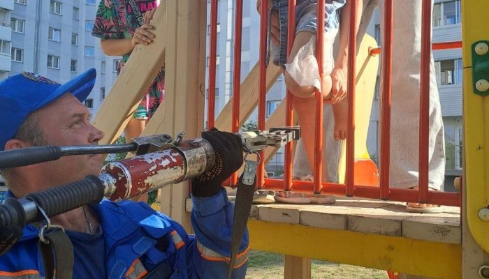 В Ангарске спасатели помогли девочке, застрявшей на площадке