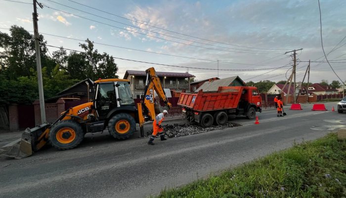В Иркутске устраняют дефекты на дорогах