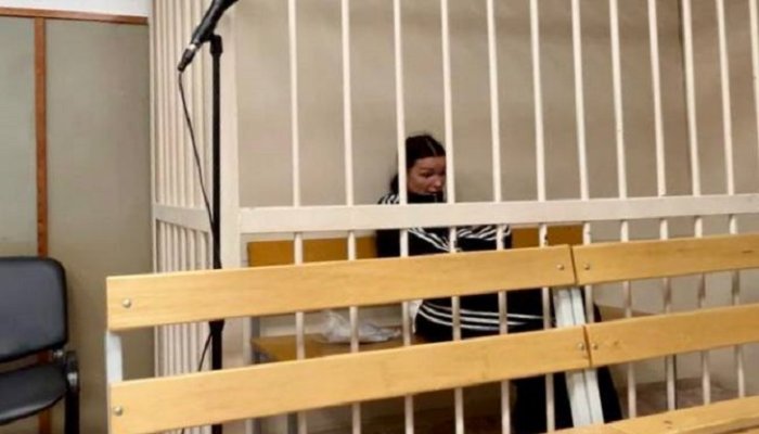 Суд на полтора месяца арестовал блогера из Шелехова, укусившую сотрудника полиции