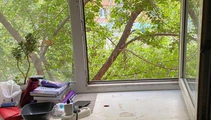 В Ангарске ребёнок с зонтом спрыгнул с балкона третьего этажа