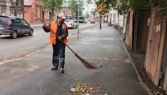 Последствия непогоды устраняют в Иркутске