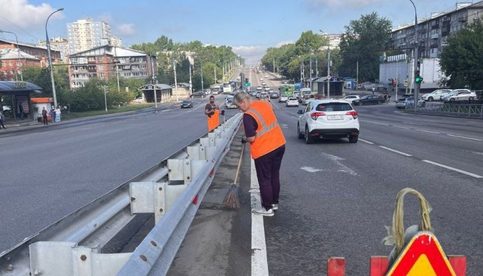 Во всех районах Иркутска продолжается покос травы