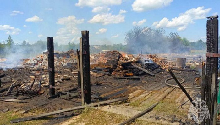 В Зиминском районе из-за короткого замыкания сгорел двухквартирный дом