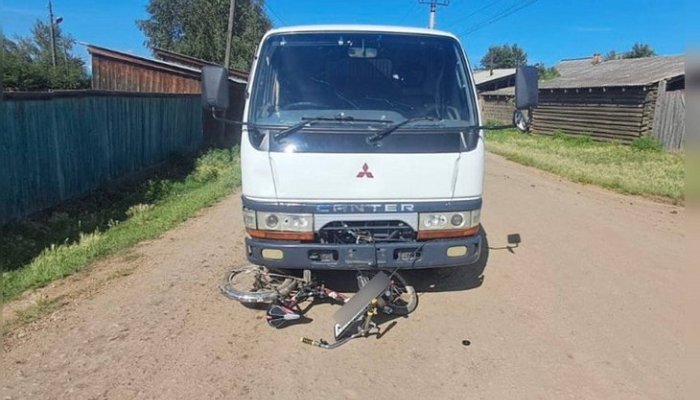 В Усть-Ордынском грузовик сбил семилетнего мальчика на велосипеде