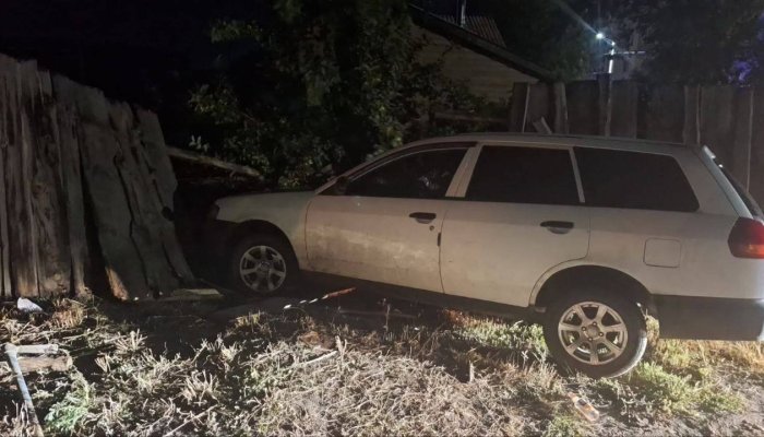 В Свирске группа молодых людей попала в ДТП на угнанном авто