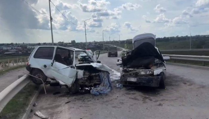 В Заларинском районе три человека пострадали в лобовом столкновении авто