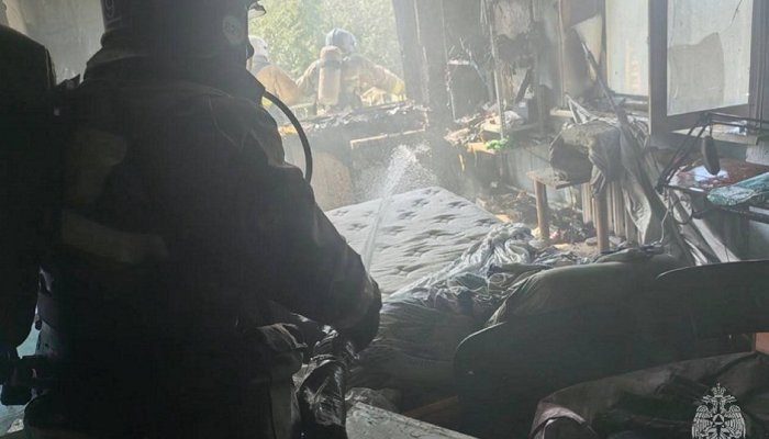 Пять человек спасли на пожаре в многоэтажном доме в Ангарске