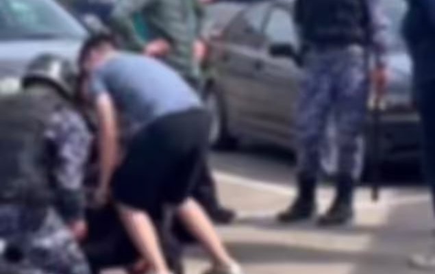 Пьяный дебошир разбил стекло торгового павильона и повредил машину в Шелехове (Видео)