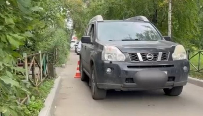 Женщина-водитель сбила четырехлетнюю девочку во дворе дома в Ангарске (Видео)