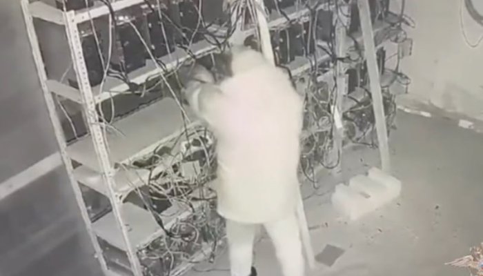 Четверо подозреваемых задержаны за кражу майнингового оборудования в Казачинско-Ленском районе (Видео)
