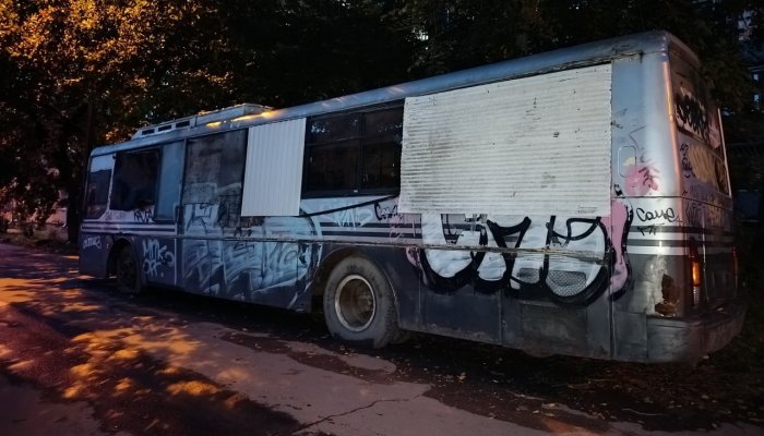 Бесхозный автобус убрали в переулке Пугачева в Иркутске