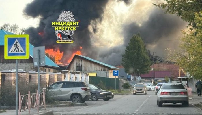 Цех фанерного комбината на площади 4000 квадратных метров горит в Усолье-Сибирском (Видео)