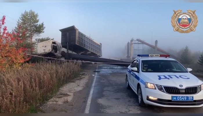 В Усолье-Сибирском самосвал обрушил трубопровод и загорелся (Видео)