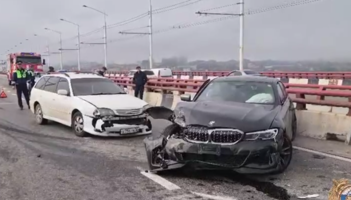 В Иркутске на Академическом мосту произошло крупное ДТП (Видео)