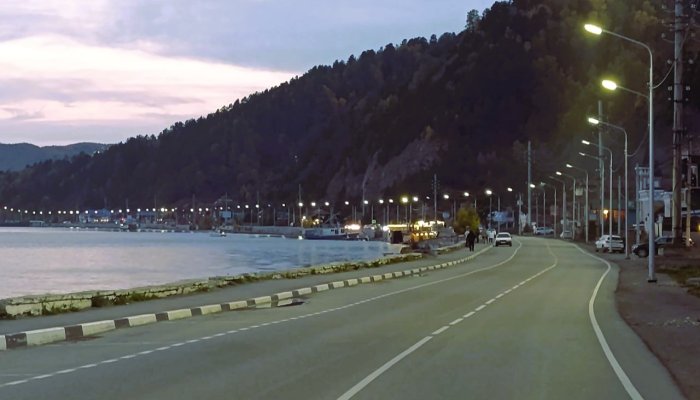 В Листвянке обновили освещение на главной улице