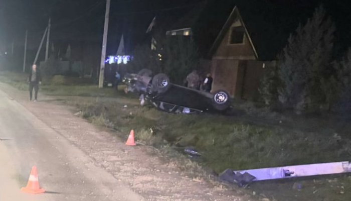 В Иркутском районе пьяный водитель иномарки врезался в световую опору и перевернулся