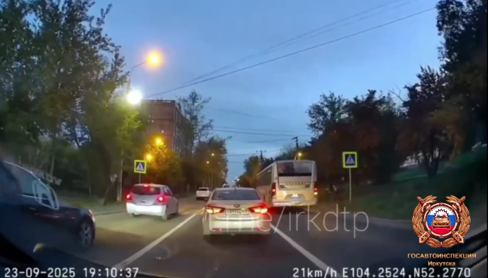 В Иркутске водителя автобуса оштрафовали за нарушение ПДД (Видео)
