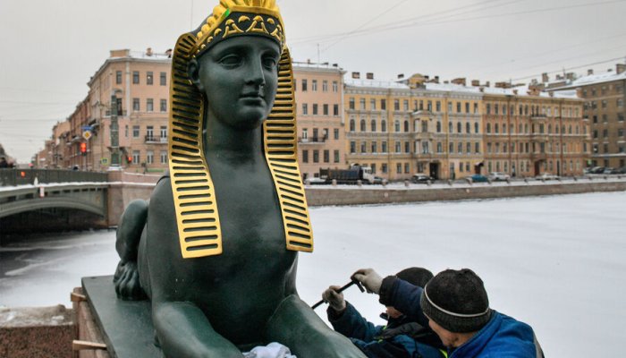 Сфинксов Египетского моста в Санкт-Петербурге увезли на реставрацию