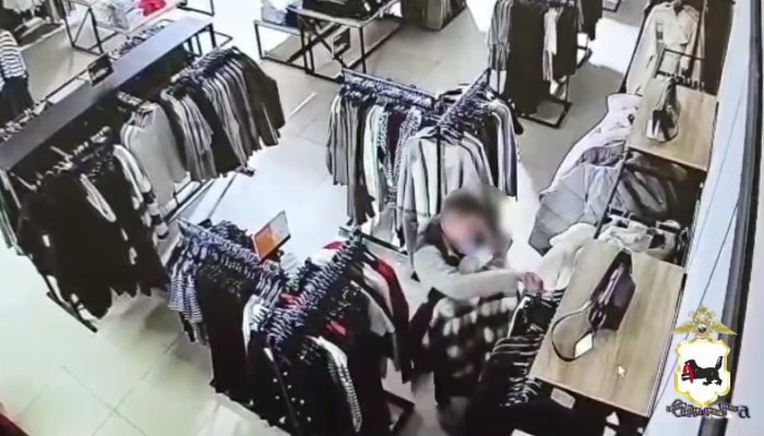 В Иркутске мужчина похитил из ТРЦ одежду на 160 тысяч рублей (Видео)