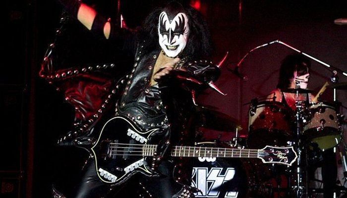 Бас-гитарист Kiss Джин Симмонс попал в ДТП