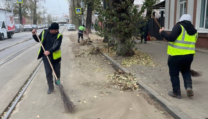 В Иркутске продолжается уборка улиц