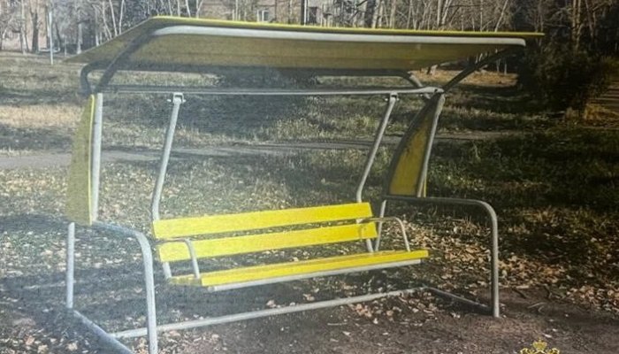 В Братске пенсионер украл качели в центре города