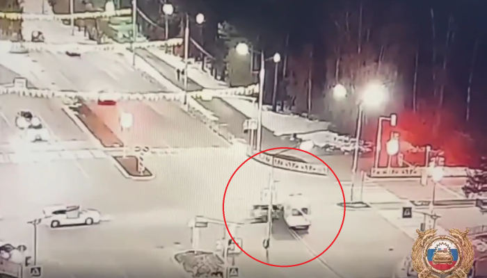 В Саянске два человека пострадали в ДТП с машиной скорой помощи (Видео)