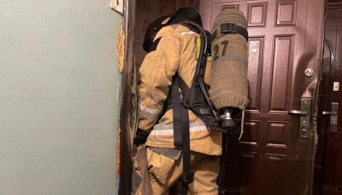 В Братске на пожаре мужчина отравился угарным газом