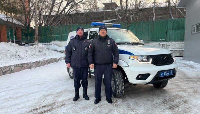 В Иркутском районе сотрудники ППС помогли застрявшему авто