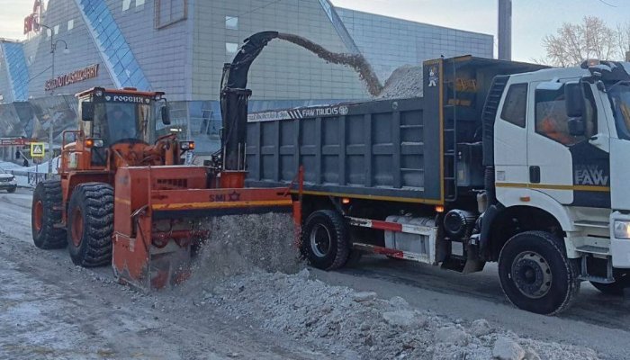 В Иркутске ведется круглосуточная очистка дорог от наледи