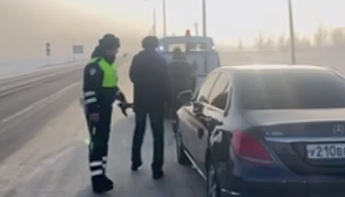 В Усолье-Сибирском экипаж ДПС помог замерзающей семье
