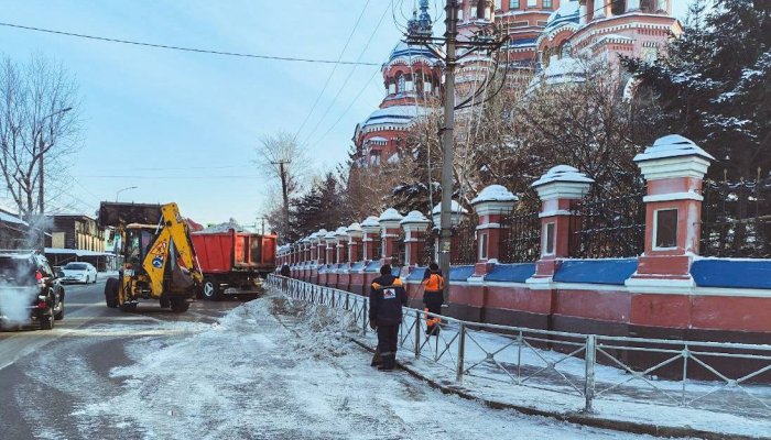 В Иркутске на подходах к церквям провели уборку дорог