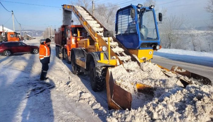 За сутки в Иркутске вывезли 2,1 тысячи тонн снега