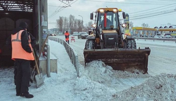 В Иркутске расчищают улицы после сильного снегопада