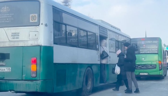 В Иркутске водитель автобуса №80 наказан за нарушение ПДД (Видео)
