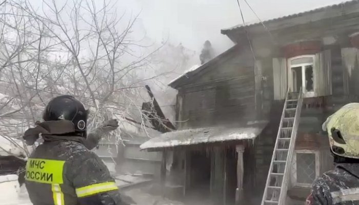 Утром 19 января в центре Иркутска горел двухэтажный дом