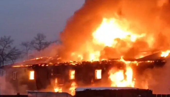В Слюдянке ликвидируют пожар в здании площадью 300 квадратных метров (Видео)