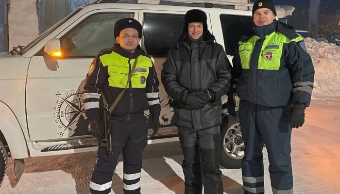 В Приангарье полицейские помогли водителю в морозы (Видео)