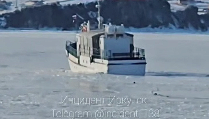 Судно застряло во льду в Ольхонском районе (Видео)
