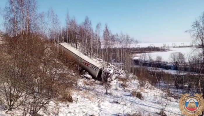 В Слюдянском районе большегруз съехал с дороги (Видео)