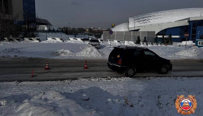 В Иркутске Toyota Corolla Spacio сбила подростка у ледового дворца «Байкал»