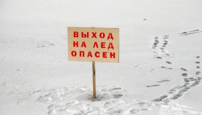 На Байкале в Бурятии автомобиль провалился под лед
