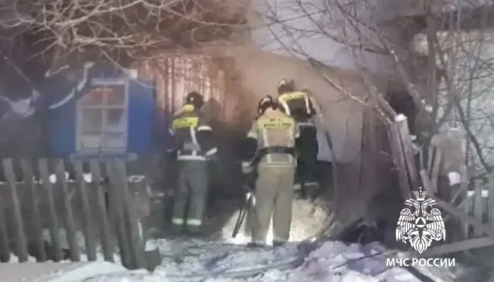 Огнеборцы спасли трех человек на пожаре в Куйтуне