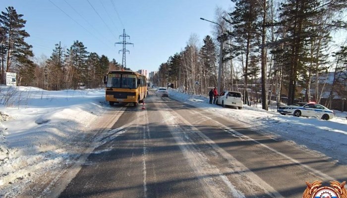 В Маркова школьный автобус попал в ДТП